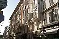 Les immeubles adjacents sont tout aussi beaux