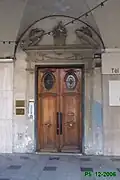 Palais Avigdor. Porte d'entrée sous les arcades.