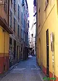 La rue de l'Abbaye en est. B Barillerie (Rue) Dans cette rue, s'exerçait la profession de tonnelier ; au no14, la famille Bréa faisait partie de cette corporation et c'est là qu'est né , au XVèmesiècle, le grand peintre primitif Louis Bréa ; ce dernier collabore avec son frère Antoine, et le fils de ce dernier, François. Les œuvres de Louis Bréa sont connues dans tout le triangle de la maison de Savoie, Nice-Gênes-Turin et constituent un patrimoine religieux unique.