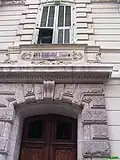 Détail de l'entrée. NOTA: Sa jumelle se trouve rue de Suisse à 50 mètres!