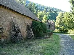 Métairie construite en 1758 accolée aux ruines de l'abbaye de Niedermunster.