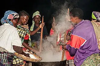Préparation nocturne de l'ugali