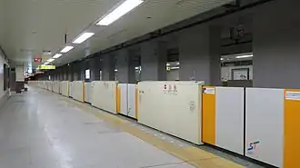 Un quai latéral.