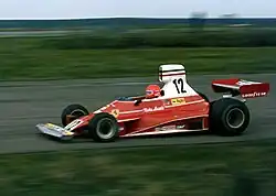 Niki Lauda, Ferrari 312 T, passant la courbe de Maggots lors du Grand Prix de Grande-Bretagne 1975