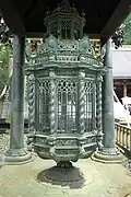 Lanterne en bronze au Nikkō Tōshō-gū.
