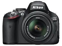 Description de l'image Nikon D5100 18-55mm front.jpg.