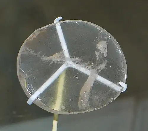 Lentille en quartz d'un diamètre de 38 mm de Nimrud encore très transparente et peu dégradée