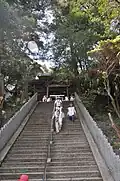 Temple Gokuraku-ji (Nabuto). Escalier conduisant au hon-dō (temple principal).