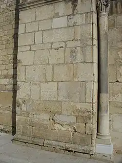 Indication du niveau des crues historiques de la Saône sur le mur à gauche du portail.