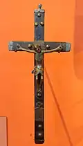 Crucifix de chef kongo, alliage cuivreux, bois, plomb et clous de charpentier, XVIIe ou XVIIIe siècle, collection privée (exposé au musée du quai Branly dans le cadre de l'exposition « Du Jourdain au Congo - Art et christianisme en Afrique centrale », 2016-2017).