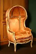 Bergère à dôme de style Louis XV, réplique d'un modèle d'époque.