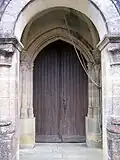 Le porche et le portail de l'église (déc.&nbsp;2009)