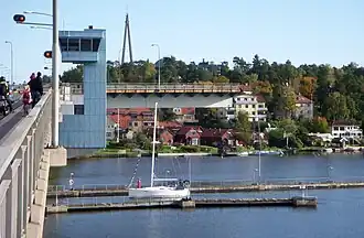 Tour de contrôle du pont avec la section centrale en position ouverte, 2011.