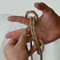 Et la passer en dessous.