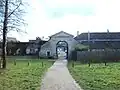 La porte des Gondi et l'ancienne cour du château.