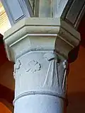Chapiteau central du XIIIe&nbsp;siècle.