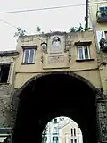 La porte vue de l'arrière: en haut, un buste représentant San Gaetano.