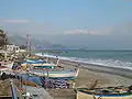 Plage et bateaux de pêcheurs artisanaux.