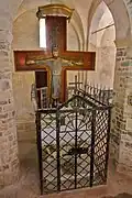 Crucifix roman en bois dans l'église San Paragorio.