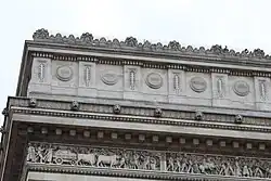 Arc de triomphe de l'Étoile, sphinx juché sur un fragment d'obélisque, Paris.