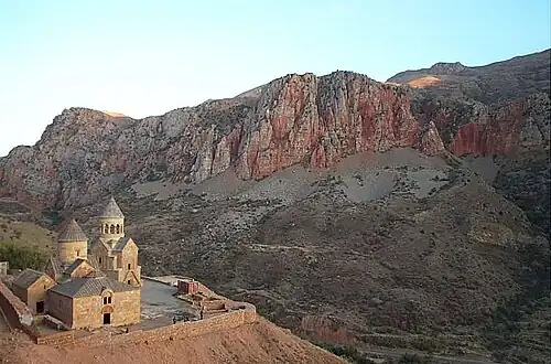 Complexe monastique de Noravank (de gauche à droite : Sourp Grigor, Sourp Karapet et son gavit, Sourp Astvatsatsin).