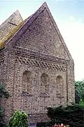 Appareil couvrant tout le fronton du pignon de l'église Købelev&nbsp;(da) (Danemark).