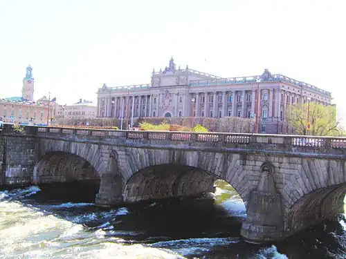 Le Norrbro devant le bâtiment du Riksdag, en contrebas du lac Mälar qui se jette dans la mer Baltique.