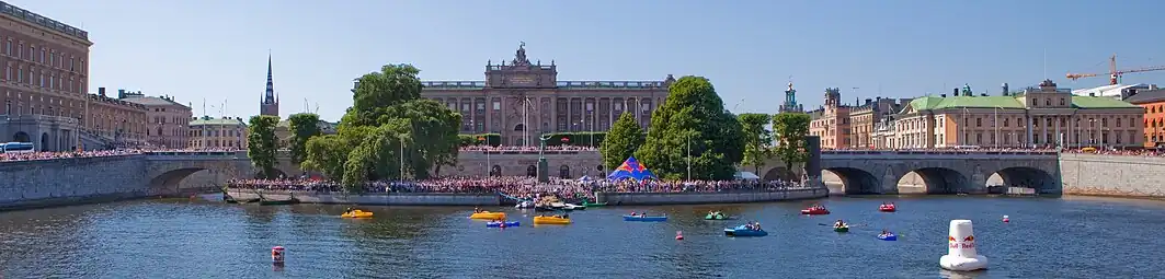 Le Norrbro vu de l'est. De gauche à droite : le palais royal, la première partie du pont avec une arche, Helgeandsholmen et Strömparterren (avec le Riksdagshuset en arrière-plan) constituent la deuxième partie du pont, puis la troisième partie du pont avec trois arches et Gustav Adolfs torg et le palais Arvfurstens en arrière-plan.