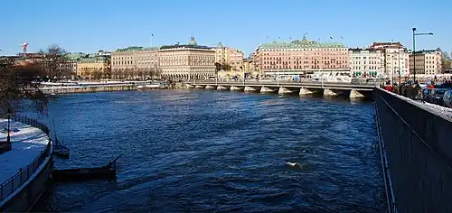 Le Norrström à l'est de Slottskajen. En arrière-plan Kungsträdgården, Strömbron et Blasieholmen.