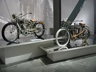 Harley-Davidson 7D avec premier V-twin (à droite)