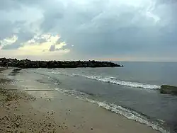 Épi rocheux en mer du Nord.