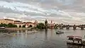 Vue du nord, depuis le pont Mánes. Août 2016.