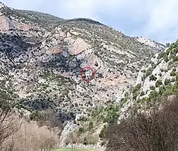 Situation de Notre-Dame-de-Vie. Vue vers le nord depuis les gorges de Fuilla dans la vallée de la Rotja. Au-dessus de la chapelle : la grotte naturelle, la "Cova de Sainte-Madeleine".