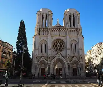 La façade et la nef de la basilique Notre-Dame de Nice