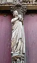 La Vierge, au trumeau du portail du cloître.