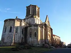 Vue d'ensemble de l'édifice.