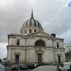 Façade de l'église Notre-Dame-de-Bon-Port donnant sur la place du Sanitat