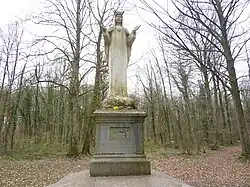 Statue de Notre-Dame de Beauraing dans le parc du Castel Sainte-Marie, à Beauraing.