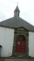 Notre-Dame-de-Placemanec : vue extérieure, la porte d'entrée et le clocheton.