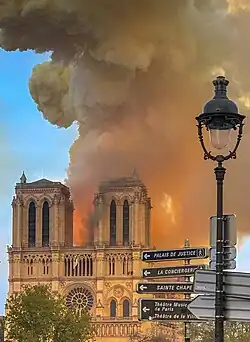Incendie vu du côté ouest, les flammes dégagent une fumée jaune à 19&nbsp;h&nbsp;50.