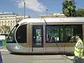 Image représentant les essais sur le boulevard Jean-Jaurès avec un tramway en circulation et un homme en gilet jaune.