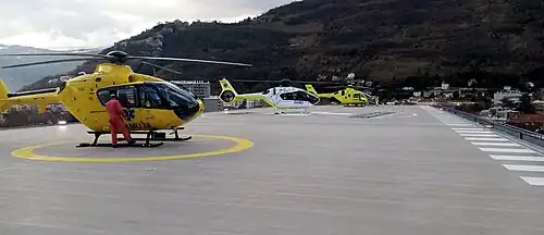 Le nouvel héliport sur le toit du plateau technique. En arrière plan le fort de la Bastille de Grenoble.