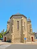 Le chevet de la nouvelle église Saint Lunaire. En bas du mur en moellon, on peut voir la première pierre posée en 1882.
