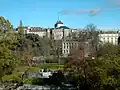 Vue sur le parc ; au fond, on distingue la cathédrale Saint-Pierre