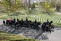 Une équipe du 3e régiment d'infanterie des États-Unis The Old Guard transportant les restes de l'adjudant-chef retraité Michael J. Novosel lors d'un cortège funèbre au cimetière national d'Arlington où il a été enterré le 13 avril 2006.