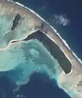 Nukuloa (au centre), à côté de Nukula'ela'e (tout petit) et Nukufotu (à gauche).