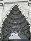 Demi-voûte au-dessus de l'une des entrées de la mosquée, avec des frises baroques remplaçant les muqarnas