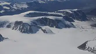 Vue aérienne : Le Nunavik et la couverture glaciaire couvrant une grande partie de la chaîne nord de la chaîne de montagnes centrale, au nord de la vallée d'Auvarrssuaq.