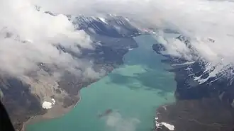Vue aérienne de Sarqap Tasserssuaq, le lac émeraude de la vallée centrale.