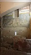 Mur décoré et fontaines